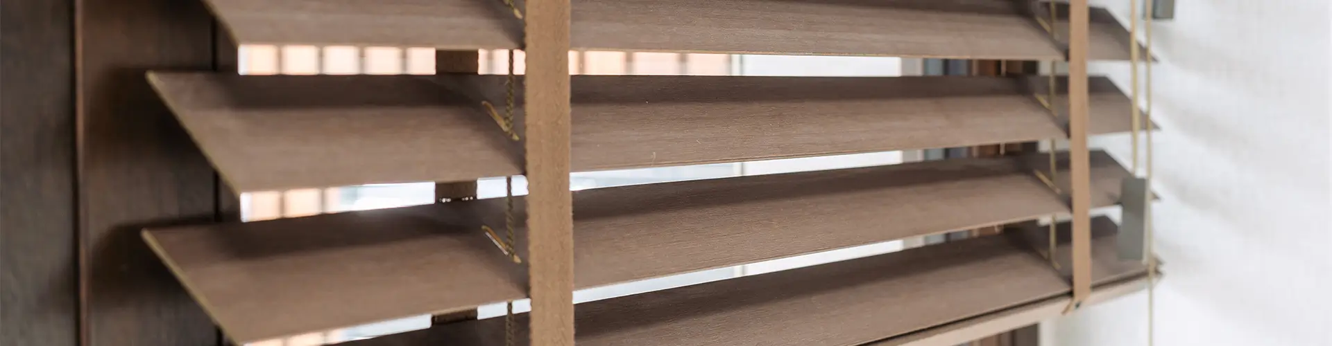 Jalousie mit Holz Lamellen