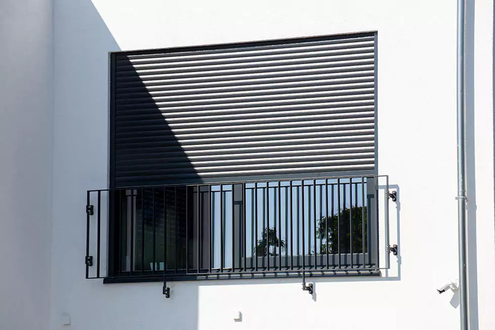 Grauer PVC-Rollladen